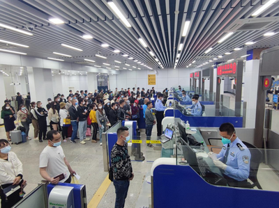 东兴口岸重启出境游 团队旅游首日迎来4200余人次流通